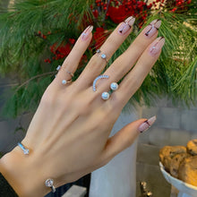 Load image into Gallery viewer, OO PEARL SMILE PAVED RING