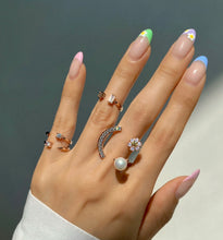 Load image into Gallery viewer, RICCO FLOWER PEARL SMILE PAVED RING