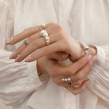 Load image into Gallery viewer, POMPOM THREE PEARL RING