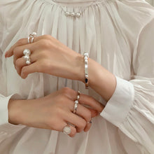 Load image into Gallery viewer, POMPOM THREE PEARL RING