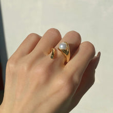 Load image into Gallery viewer, LE LYS PEARL RING