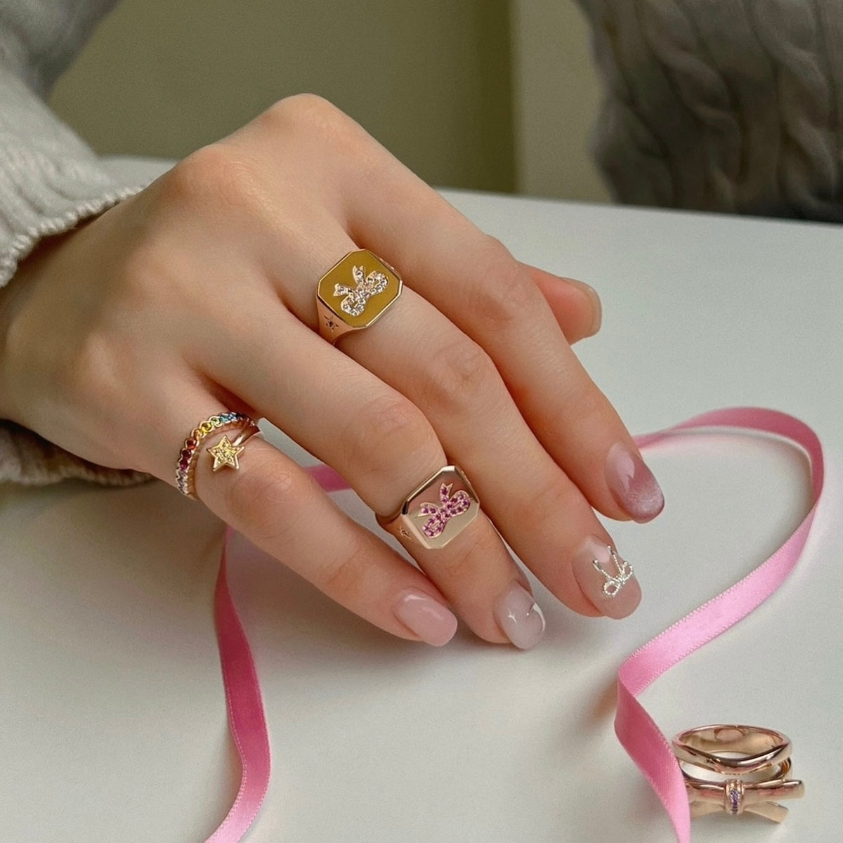 TUTU BOW STAR SIGNET RING – avec new york