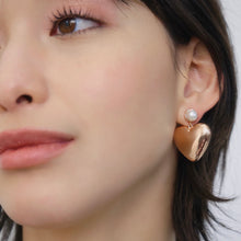 Load image into Gallery viewer, VALENTI PAVE PEARL BIG HEART EARRING