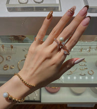 Load image into Gallery viewer, LEON PEARL SPIRAL BUBBLE BANGLE