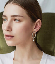 Load image into Gallery viewer, SMALL GABI OVAL HOOP EARRING
