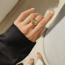 Load image into Gallery viewer, QUEEN ELIZA COIN SIGNET RING