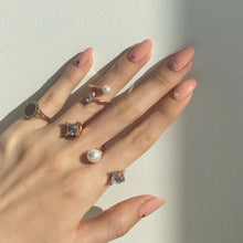 Load image into Gallery viewer, TRIO SQ HEART DBL FINGER RING