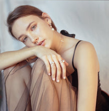 Load image into Gallery viewer, CLEMENCE1 HOOP BIG PEARL EARRING