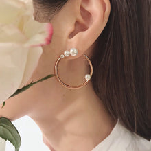 Load image into Gallery viewer, MEDIUM ALMA2 HOOP PEARL EARRING