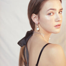 Load image into Gallery viewer, CLEMENCE1 HOOP BIG PEARL EARRING