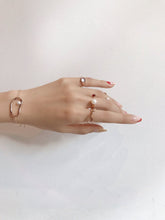 Load image into Gallery viewer, SMALL HOCKNEY POOL ABSTRACT CHAIN BRACELET