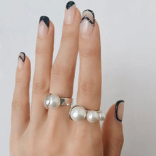 Load image into Gallery viewer, POMPOM THREE PEARL RING