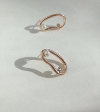 Load image into Gallery viewer, SMALL HOCKNEY2 POOL ABSTRACT STUD