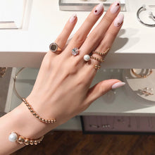 Load image into Gallery viewer, LEON PEARL SPIRAL BUBBLE BANGLE