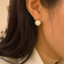 Load image into Gallery viewer, RITA BIG PEARL CLAW EARRINGS