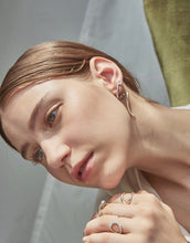 Load image into Gallery viewer, INFINITY SPIRAL PLAIN STONE EARRING