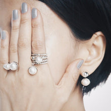 Load image into Gallery viewer, POMPOM PEARL J EARRINGS