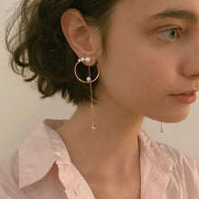 Load image into Gallery viewer, MEDIUM ALMA1 HOOP PEARL CHAIN EARRING