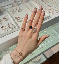 Load image into Gallery viewer, ELLEY PAVED HEART CHAIN BRACELET