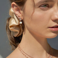 Load image into Gallery viewer, JACQUE SQ STONE PEARL EARRING