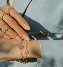 Load image into Gallery viewer, ELLEY PAVED HEART CHAIN BRACELET