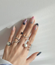 Load image into Gallery viewer, 'Z' LINE SQUARE STONE PAVE RING