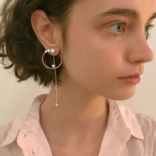 Load image into Gallery viewer, MEDIUM ALMA1 HOOP PEARL CHAIN EARRING