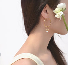 Load image into Gallery viewer, DARCEY 1 & 2 HOOP PEARL DANGLE EARRING