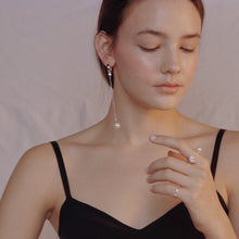 Load image into Gallery viewer, CLEMENCE2 HOOP CHAIN PEARL EARRING
