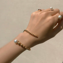 Load image into Gallery viewer, LEON PEARL SPIRAL BUBBLE BANGLE