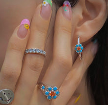 Load image into Gallery viewer, RICCO FLOWER HOOP EARRINGS