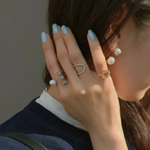 Load image into Gallery viewer, POMPOM PEARL J EARRINGS