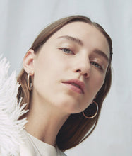 Load image into Gallery viewer, CLAUDE MINIMAL PEARL HOOP EARRING