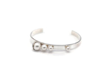 Load image into Gallery viewer, POMPOM FOUR PEARL BANGLE