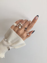 Load image into Gallery viewer, 'Z' LINE SQUARE STONE PAVE RING