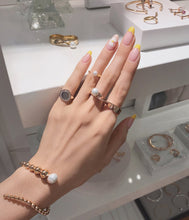 Load image into Gallery viewer, LEON PEARL SPIRAL BUBBLE BANGLE