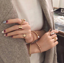 Load image into Gallery viewer, LEON PEARL SPIRAL BUBBLE BANGLE