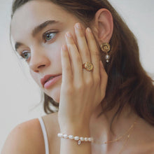 Load image into Gallery viewer, QUEEN ELIZA COIN SIGNET RING