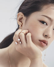 Load image into Gallery viewer, CLAIRE 1 STONE PLAIN EARRING