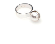 Load image into Gallery viewer, POMPOM SINGLE PEARL RING