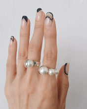 Load image into Gallery viewer, POMPOM SINGLE PEARL RING