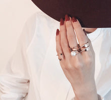 Load image into Gallery viewer, YVETTE TWISTED PEARL/PLAIN DBL FINGER RING