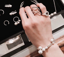 Load image into Gallery viewer, POMPOM FOUR PEARL BANGLE