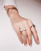 Load image into Gallery viewer, POMPOM THREE PEARL RING