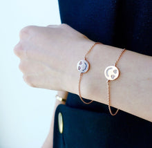 Load image into Gallery viewer, SMALL HEART EYED SMILE CHAIN BRACELET