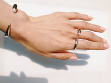 Load image into Gallery viewer, LARGE 'S' LINE DBL FINGER RING