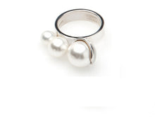 Load image into Gallery viewer, POMPOM THREE PEARL RING