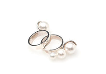 Load image into Gallery viewer, POMPOM THREE PEARL RING