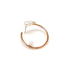 Load image into Gallery viewer, MEDIUM ALMA2 HOOP PEARL EARRING