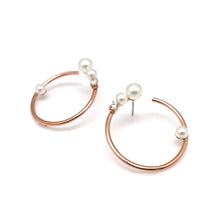 Load image into Gallery viewer, MEDIUM ALMA2 HOOP PEARL EARRING